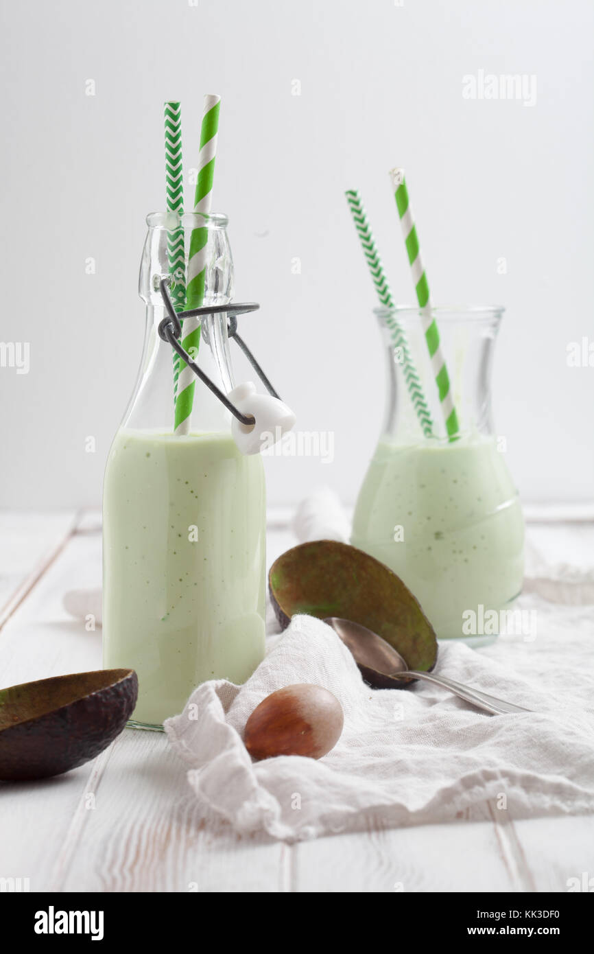 Frullato di verde con yogurt e avocado Foto Stock