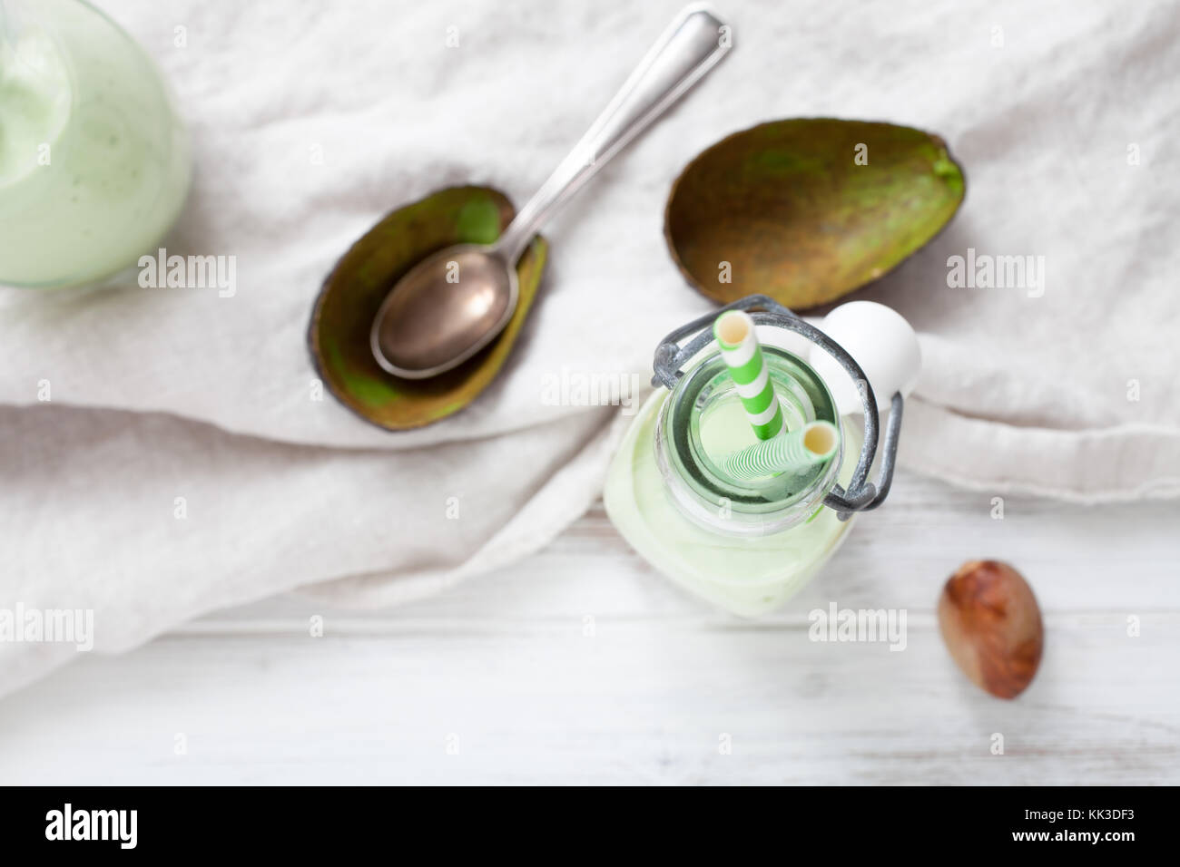 Frullato di verde con yogurt e avocado Foto Stock