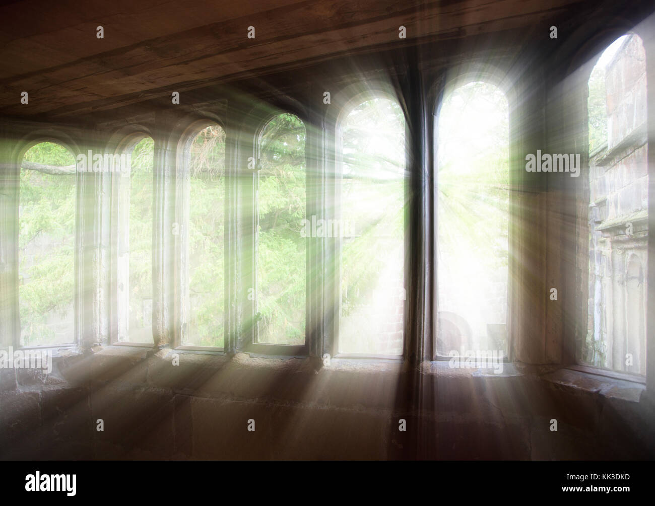 Finestra con luce che fluisce all'interno di Foto stock - Alamy