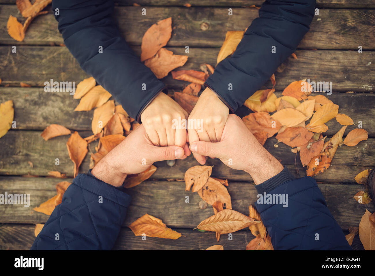 Autunno giovane holding hands top view.autunnale di rapporto familiare il concetto di amore Foto Stock