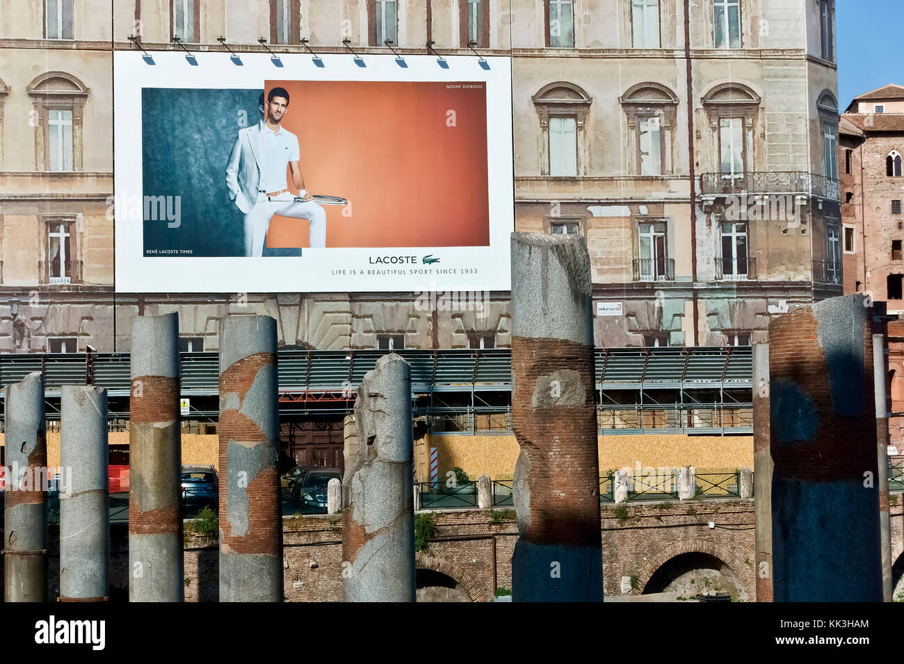 Lacoste cartellone pubblicitario su un edificio ponteggio durante i lavori di restauro, presso i Mercati di Traiano Forum. Roma, Italia. Il nuovo e il vecchio concetto di contrasto. Foto Stock