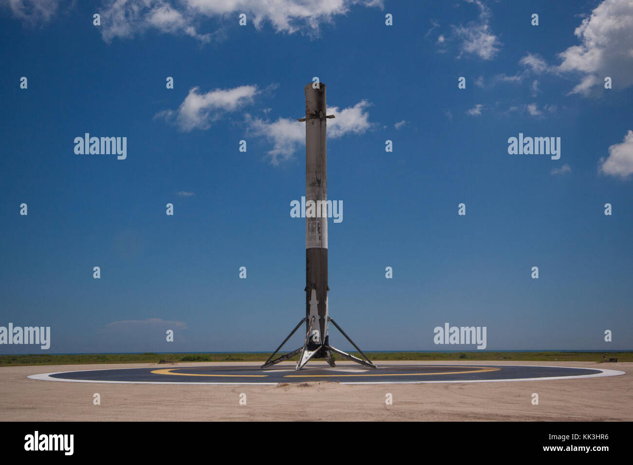 La SpaceX Falcon 9 rucola e Dragon navicella spaziale lanciato dal Launch Complex 40 presso il Kennedy Space Center di Cape Canaveral Air Force Station, Florida, per il loro quarto ufficiale di rialimentazione commerciale (CRS) Missione per il laboratorio orbitante Domenica, Settembre 21 a 1:52am EDT. Dragon è tornato a terra con un paracadute-assisted splashdown al largo della costa della California del Sud il 25 ottobre. Drago è il solo veicolo spaziale operativa in grado di restituire una quantità significativa di materiali di consumo torna a terra, compresi gli esperimenti. Foto Stock