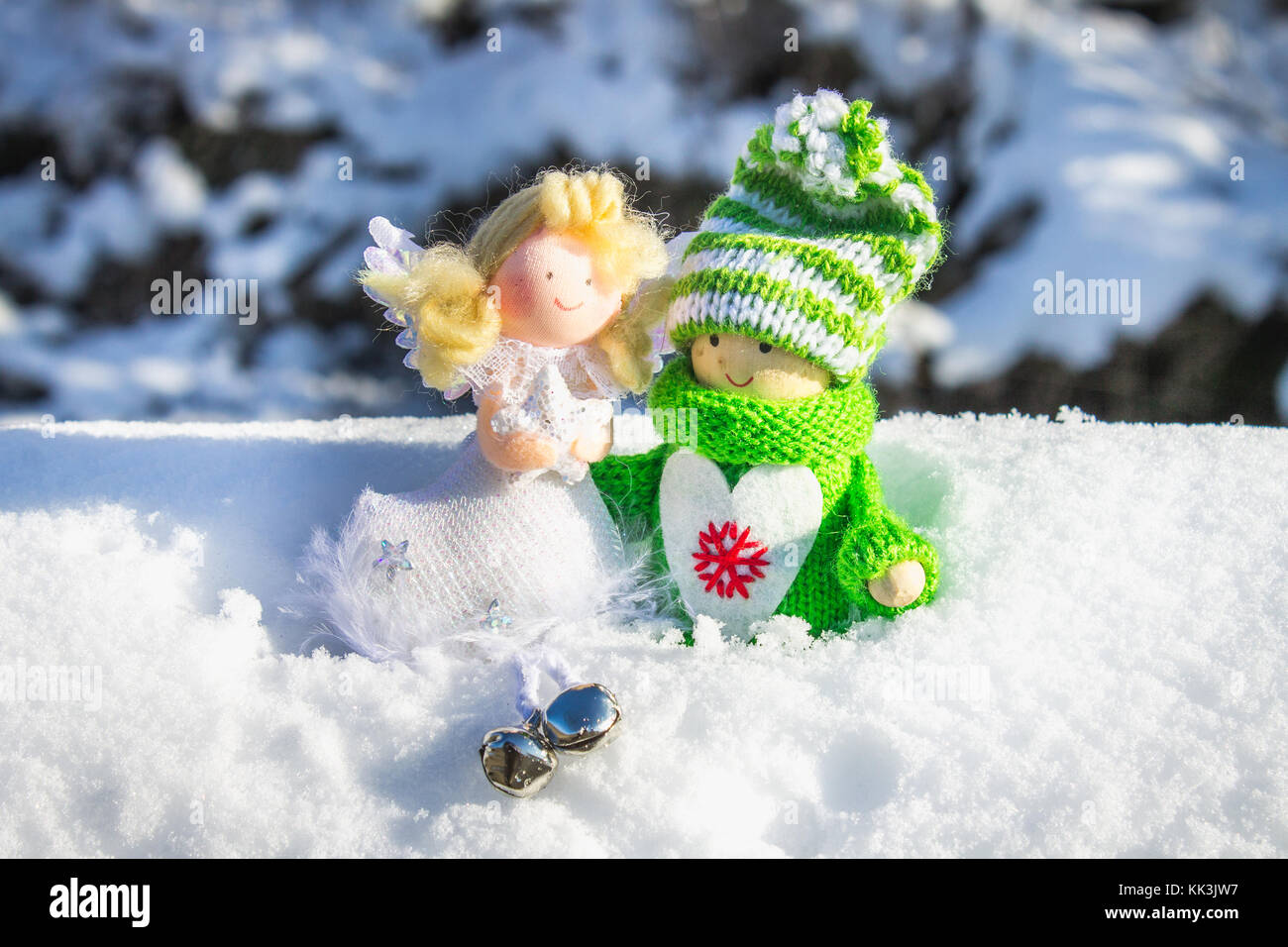 Giocattolo ragazza in legno in stile scandinavo in maglia verde vestiti sulla neve e Angelo. giocattoli di Natale Foto Stock