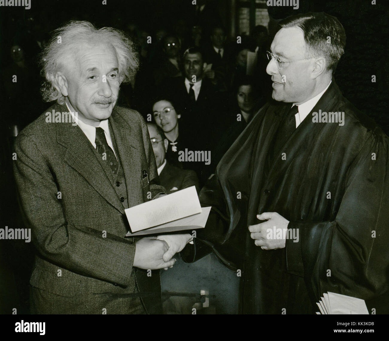 Albert Einstein, uno degli scienziati più influenti del XX secolo, è mostrato in relazione alla sua cittadinanza negli Stati Uniti. Divenne cittadino statunitense nel 1940, contribuendo alla scienza e all'università americane. Foto Stock