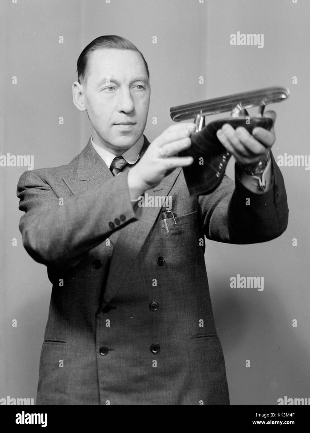 Un ritratto di Ivar Ballangrud, un famoso pattinatore di velocità norvegese, scattato intorno al 1949. L'immagine riflette il suo status di campione nel mondo degli sport invernali. Foto Stock