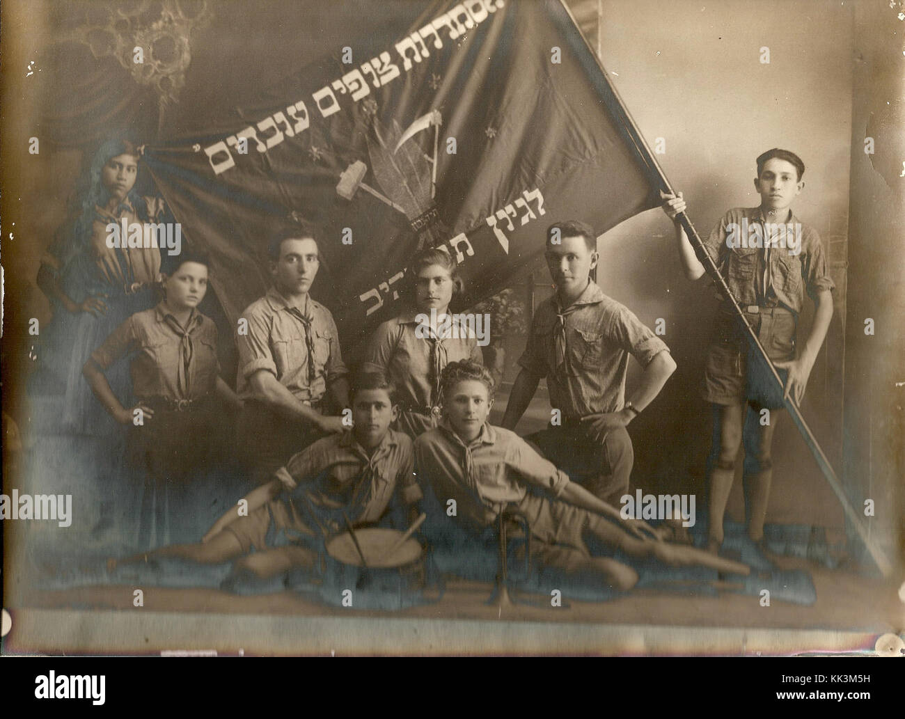 Fotografia di un gruppo di esploratori di Tel Aviv, che mostra un momento nella storia del movimento scout israeliano. Foto Stock Fotografia di un gruppo di esploratori di Tel Aviv, che mostra un momento nella storia del movimento scout israeliano. Foto Stock