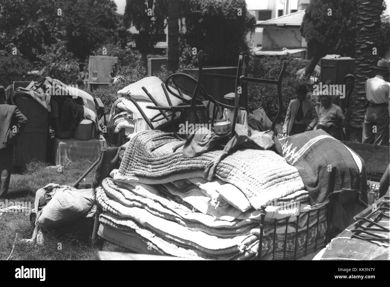 Famiglie ebraiche evacuati dalle loro case distrutte da JAFFA arabi durante il focolaio memorizzando i loro letti e materassi in un parco pubblico A TEL AVIV Foto Stock