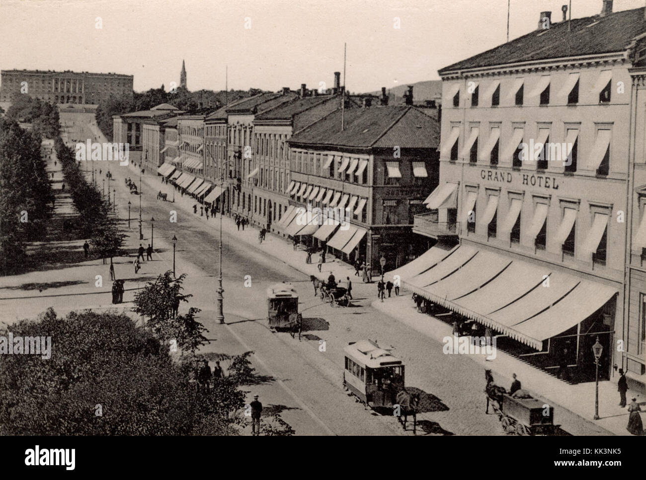 Karl Johans Gate è una strada importante di Oslo, Norvegia, che attraversa il cuore della città. È noto per il suo significato storico, fiancheggiato da importanti edifici, negozi e monumenti, che lo rendono un centro centrale sia per la gente del posto che per i turisti. Foto Stock