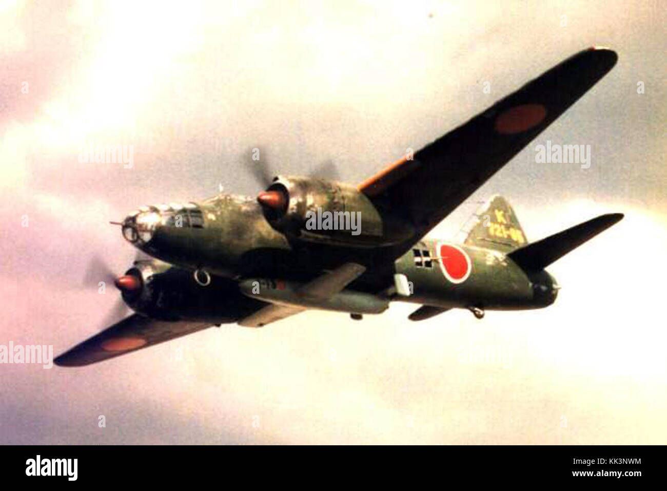 L'Ohka, un aereo kamikaze a razzo giapponese, fu trasportato sotto la pancia di un bombardiere Betty in missioni durante la seconda guerra mondiale. Questa tattica strategica faceva parte delle operazioni kamikaze del Giappone. Foto Stock