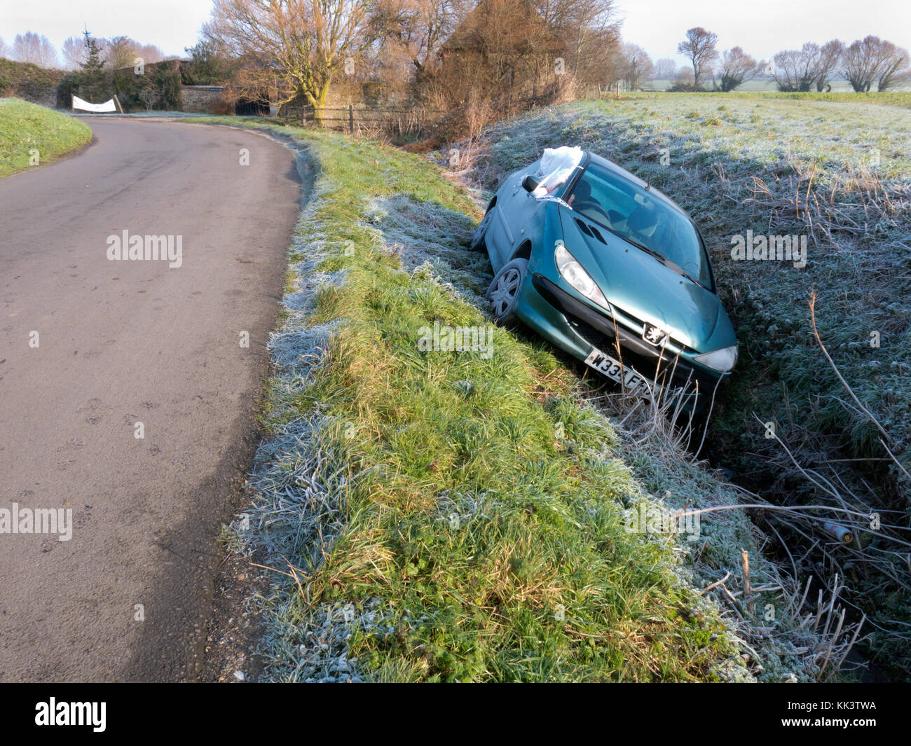 Abbandonata e auto danneggiata in fossa su frosty giorno, Sussex, Inghilterra Foto Stock