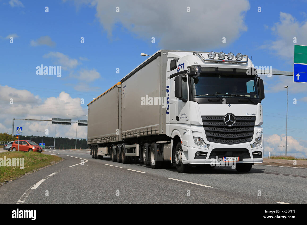 SALO, FINLANDIA - 17 LUGLIO 2015: Veicoli Mercedes-Benz Actros 2551 bianchi nel traffico. Mercedes-Benz Actros vince il premio Green Truck 2015. Foto Stock