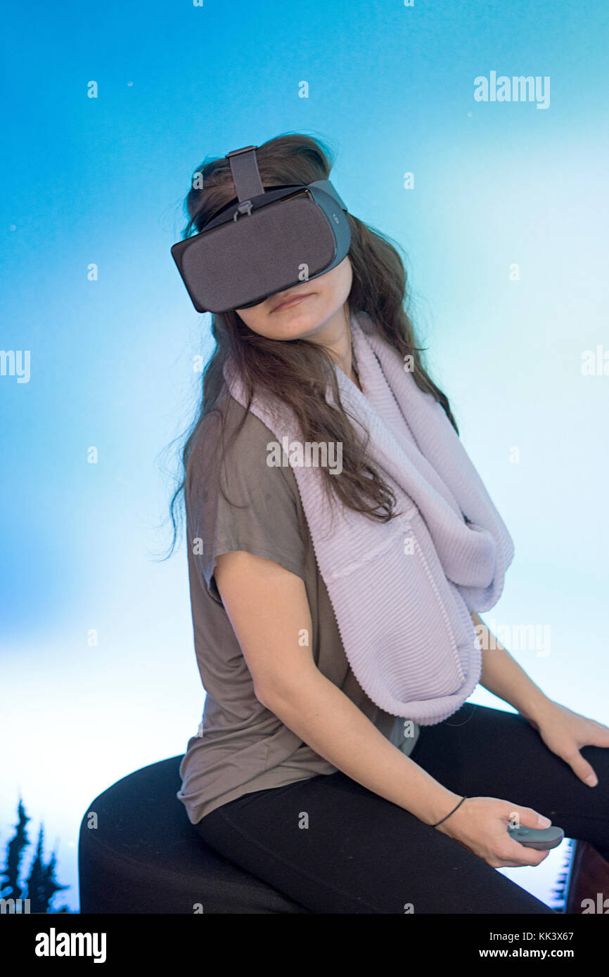 Una giovane donna test di un Google Daydream Realtà Virtuale auricolare all'interno del Google pop up store sulla Fifth Avenue a Manhattan, New York City. Foto Stock