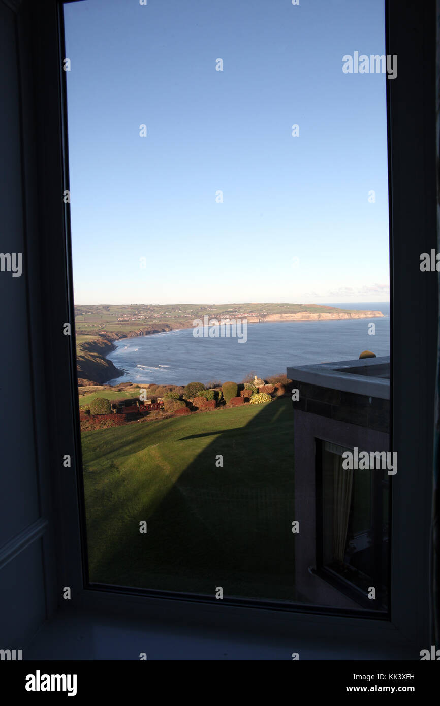 Una finestra panoramica vista da Raven Hall Hotel verso Robin cappe Bay, Yorkshire, Regno Unito Foto Stock