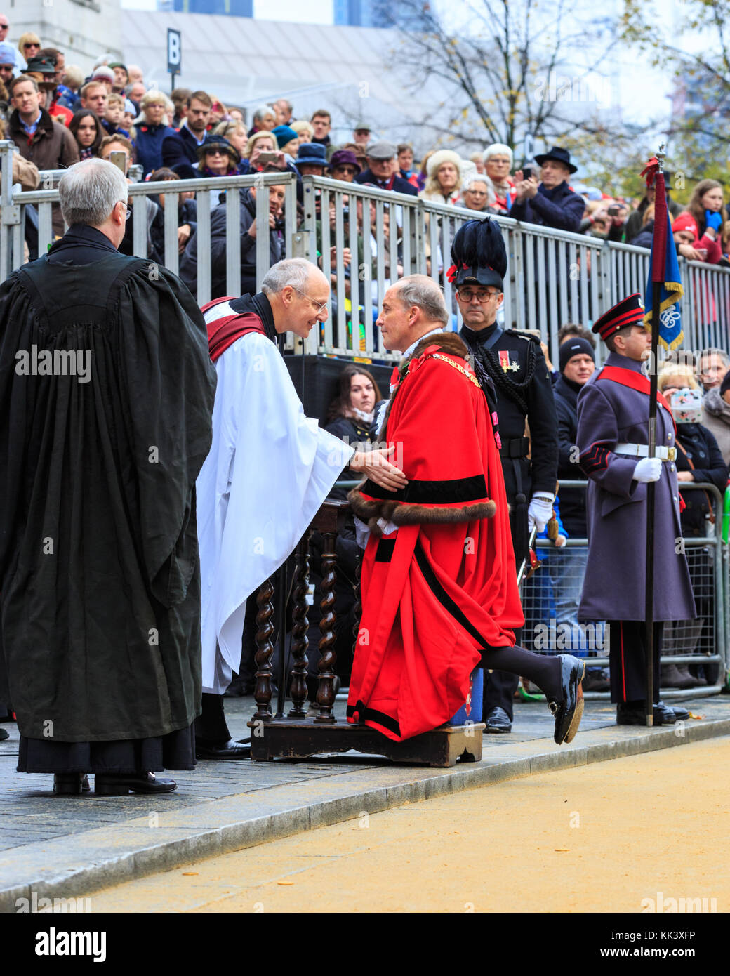 Il nuovo sindaco della città di Londra, Charles bowman è dato la sua benedizione al di fuori dalla cattedrale di St Paul, 2017 signore sindaco di mostrare, london, Regno Unito Foto Stock