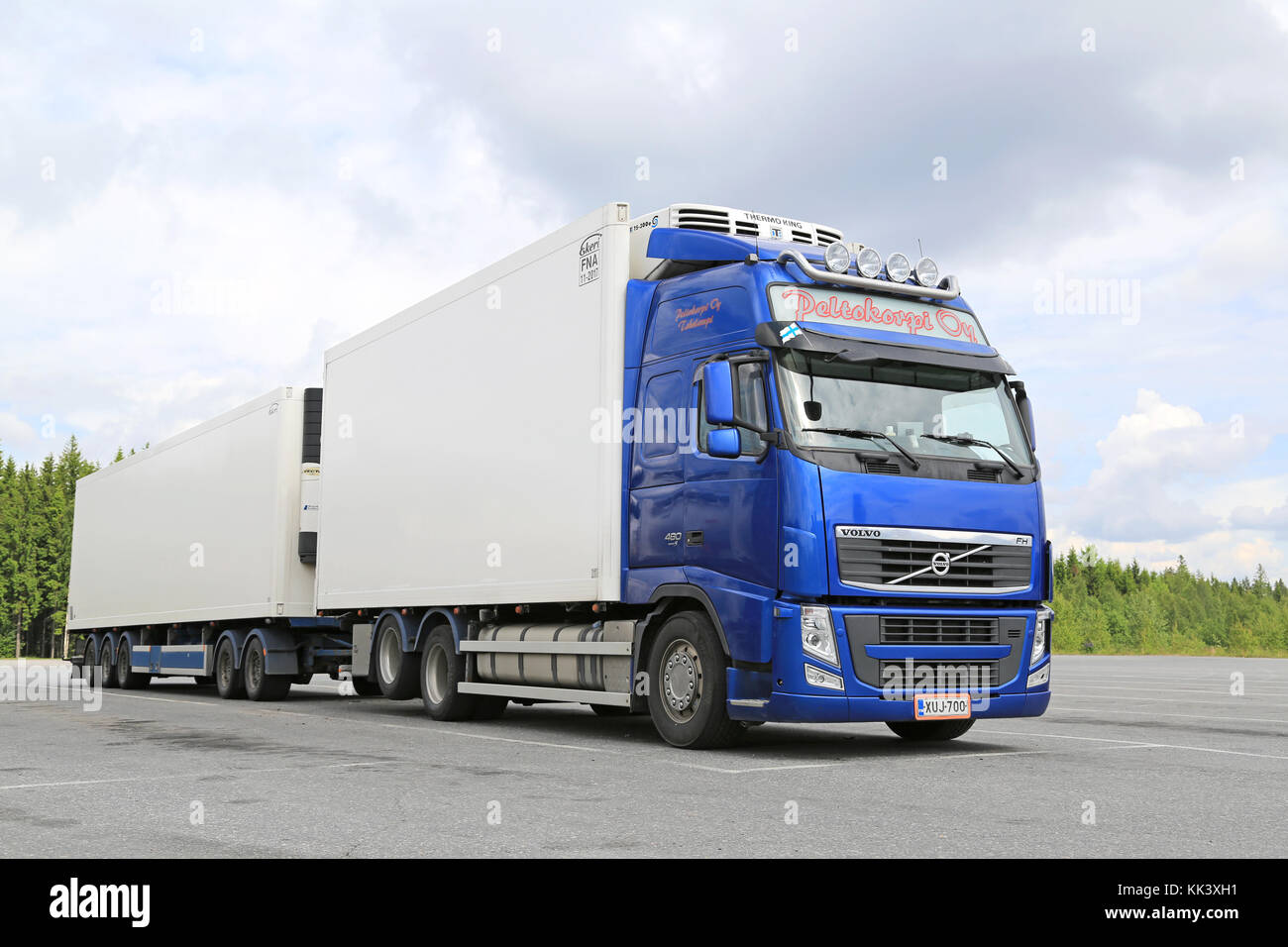 Hirvaskangas, Finlandia - 20 giugno 2015: blu volvo fh a temperatura controllata carrello parcheggiato. camion refrigerati può trainare un varietà di merci che richiedono Foto Stock