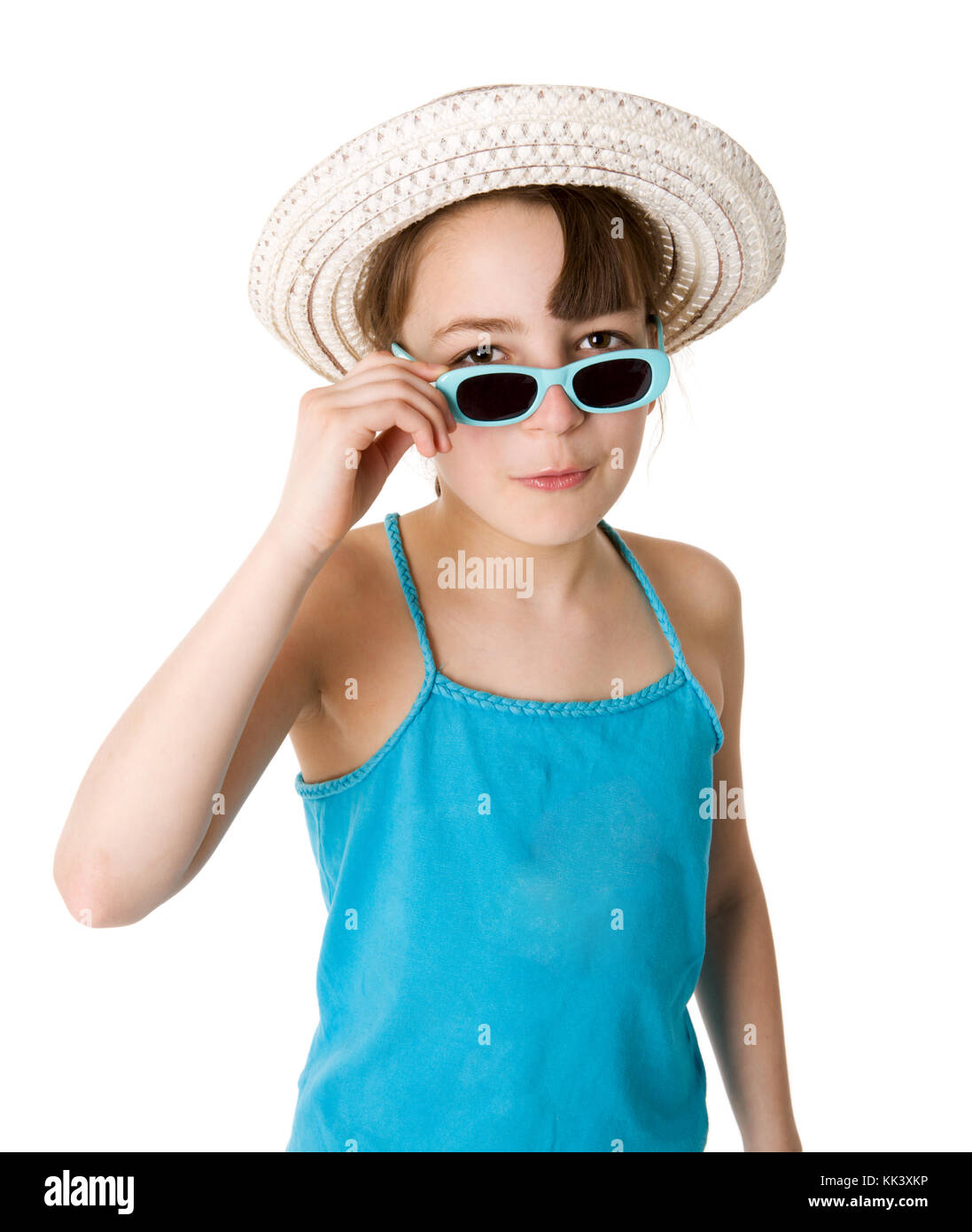 Dieci anni ragazza indossando cappello di paglia e occhiali da sole isolato Foto Stock