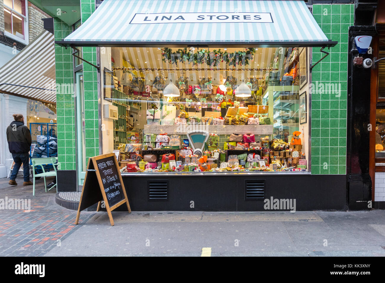 Lina Stores Ltd, vecchio stile tradizionale deli shop e negozio con salumeria italiana e il cibo in Brewer Street, Soho, Londra Foto Stock