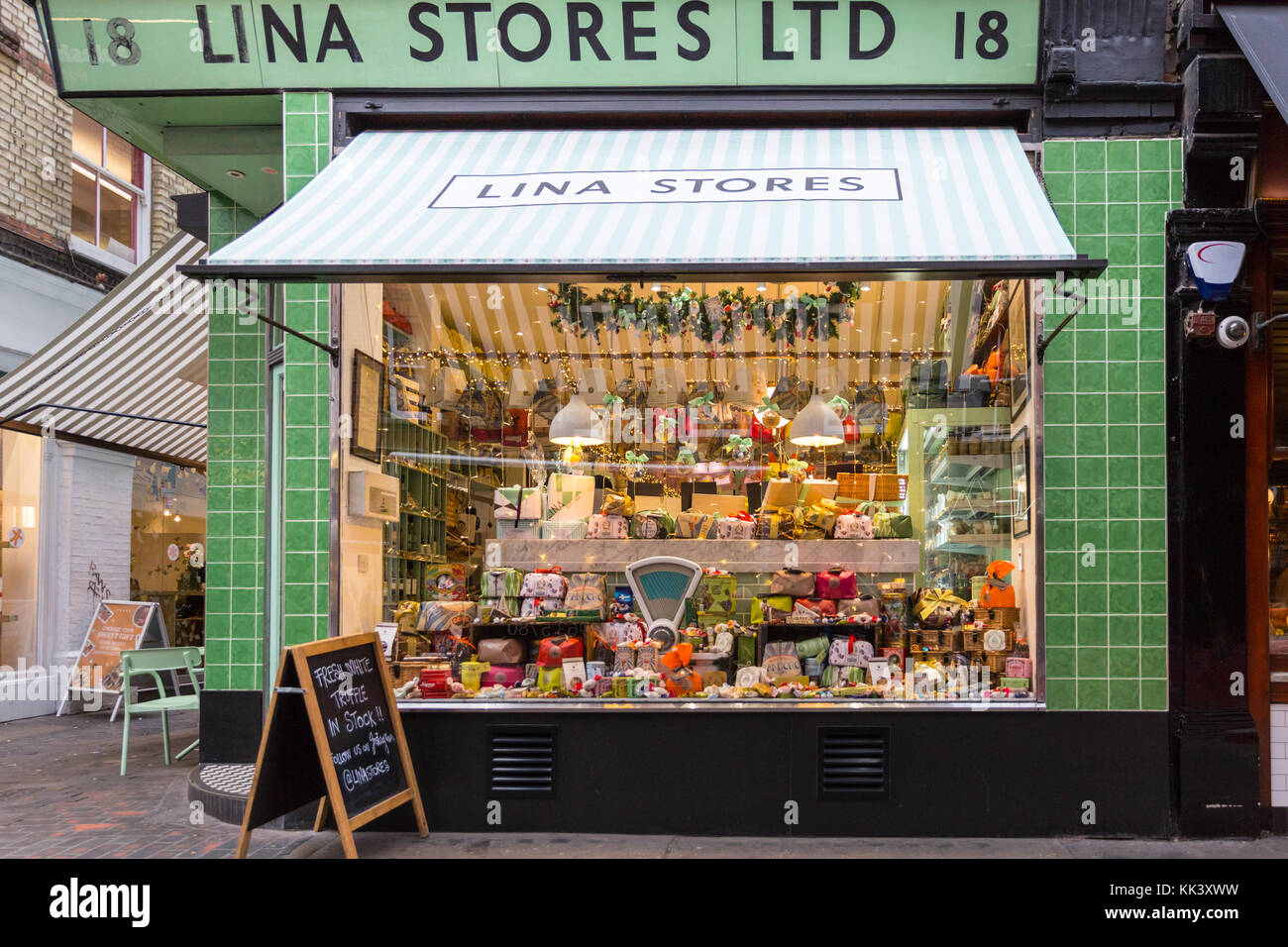 Lina Stores Ltd, vecchio stile tradizionale deli shop e negozio con salumeria italiana e il cibo in Brewer Street, Soho, Londra Foto Stock
