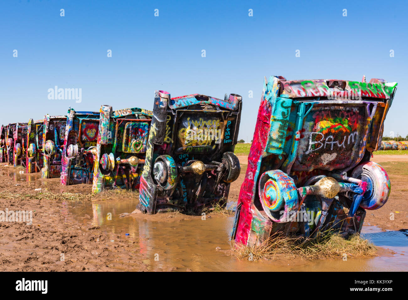 AMARILLO, Texas-12 OTTOBRE: Le vecchie Cadillac furono interrate nel famoso Cadillac Ranch lungo la storica Route 66 vicino ad Amarillo, Texas, il 12 ottobre 2017 Foto Stock