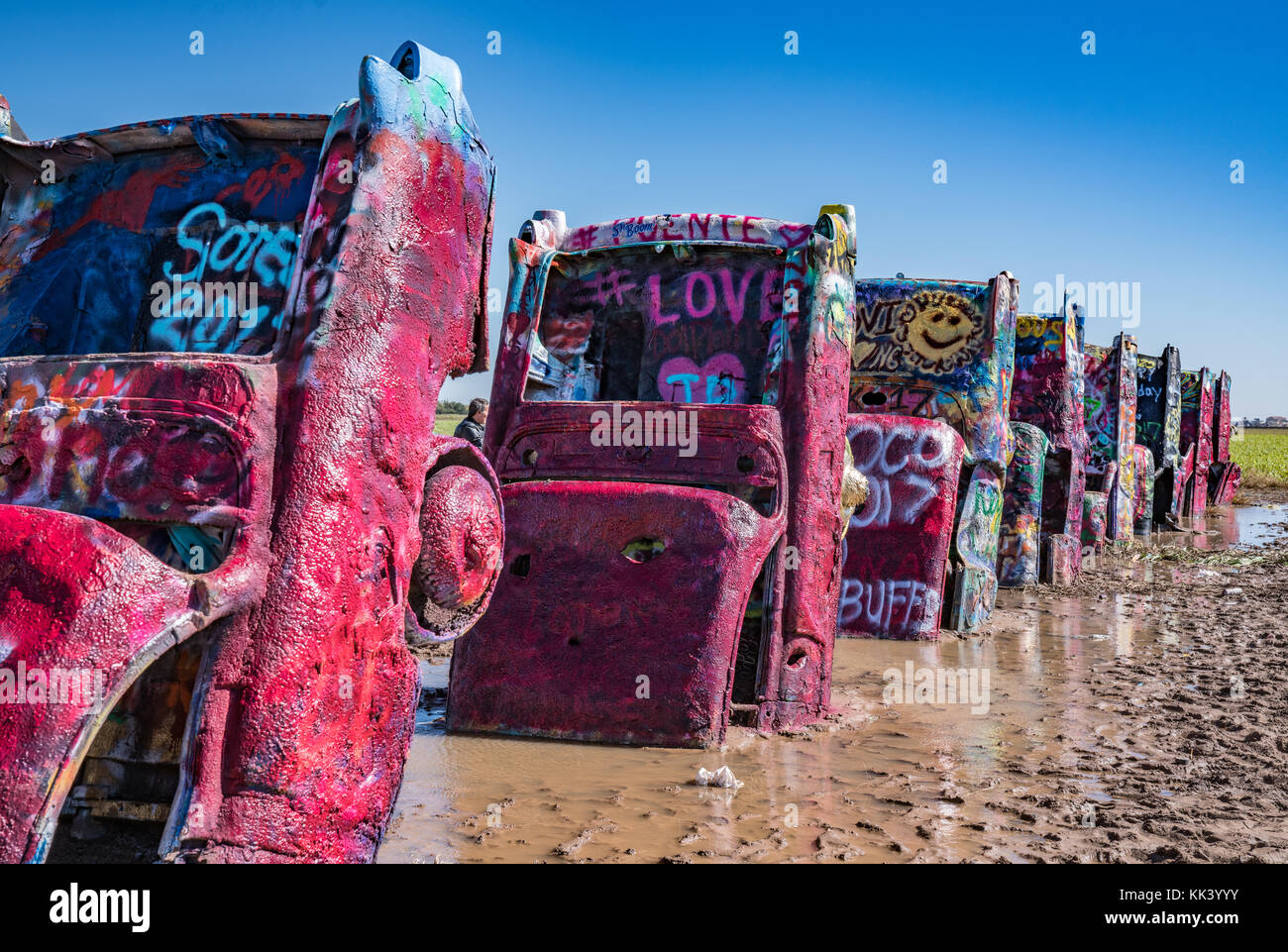 Amarillo, TX-ottobre 12: vecchia Cadillac furono sepolti presso il famoso Cadillac Ranch ranch lungo la storica Route 66 vicino a Amarillo, TX su 12 ottobre 2017 Foto Stock