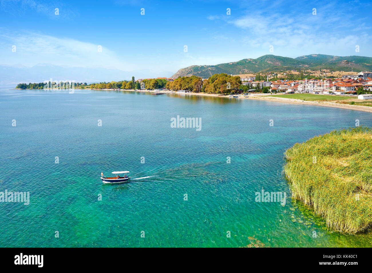 Imbarcazione a motore sul lago di Ohrid, Macedonia, Balcani Foto Stock
