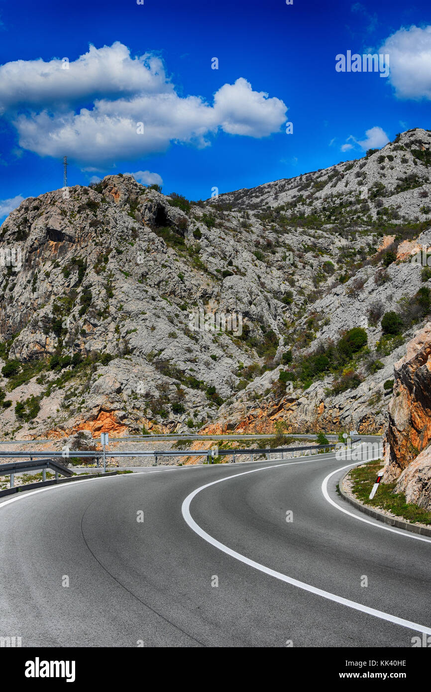 Coastal Strada Adriatica (Jadranska magistrala) che corre lungo la costa della Croazia, tra il mare e la montagna di Velebit Foto Stock