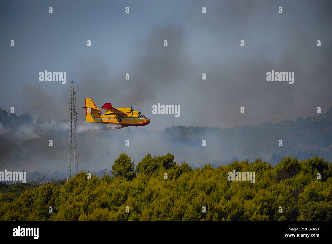 Il croato AF Canadair CL415 Superscooper lotta contro gli incendi forestali nei pressi di Srima, Sebenico, Croazia Foto Stock