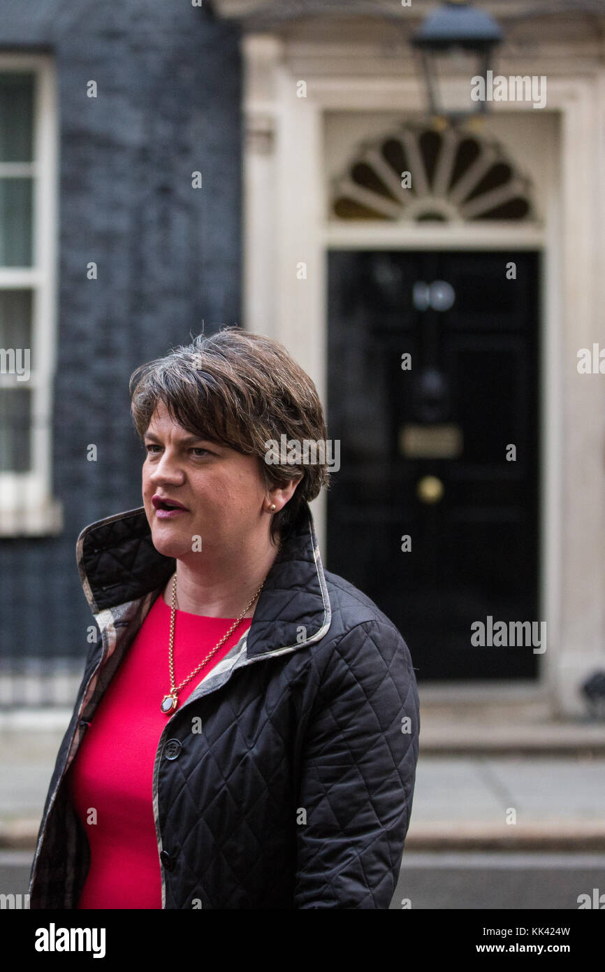 Londra, Regno Unito. 21 Novembre, 2017. DUP leader Arlene Foster lascia 10 Downing Street dopo un incontro con il Primo Ministro Theresa Maggio. Foto Stock