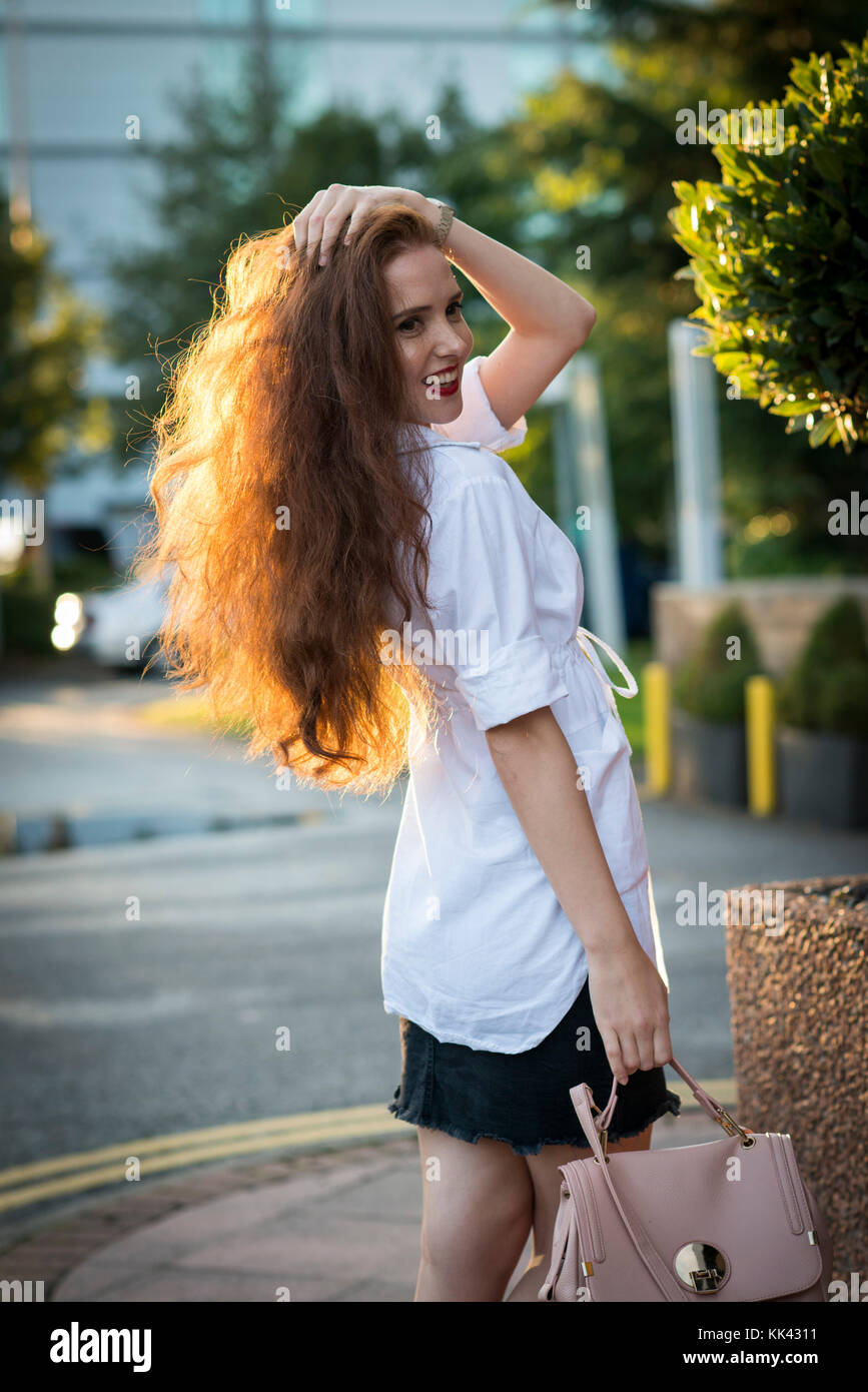 Unica donna giovane nel suo 20s indoor e outdoor ritratti presi in autunno a Londra. Bellissima e affascinante sorriso. Ama essere fotografato. Foto Stock