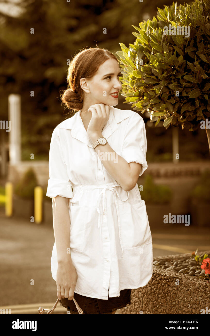 Unica donna giovane nel suo 20s indoor e outdoor ritratti presi in autunno a Londra. Bellissima e affascinante sorriso. Ama essere fotografato. Foto Stock