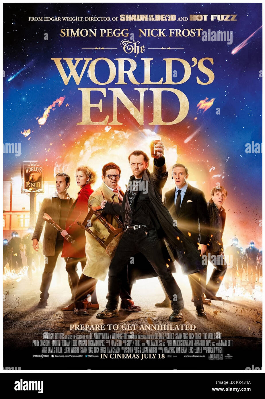 La fine del mondo (2013) diretto da Edgar Wright e interpretato da Simon Pegg e Nick Frost e Martin Freeman. La vita di cinque amici di lunga tenta di completare un epico pub crawl della loro vecchia casa di città solo per scoprire che i suoi abitanti sono stati sostituiti da robot. Foto Stock