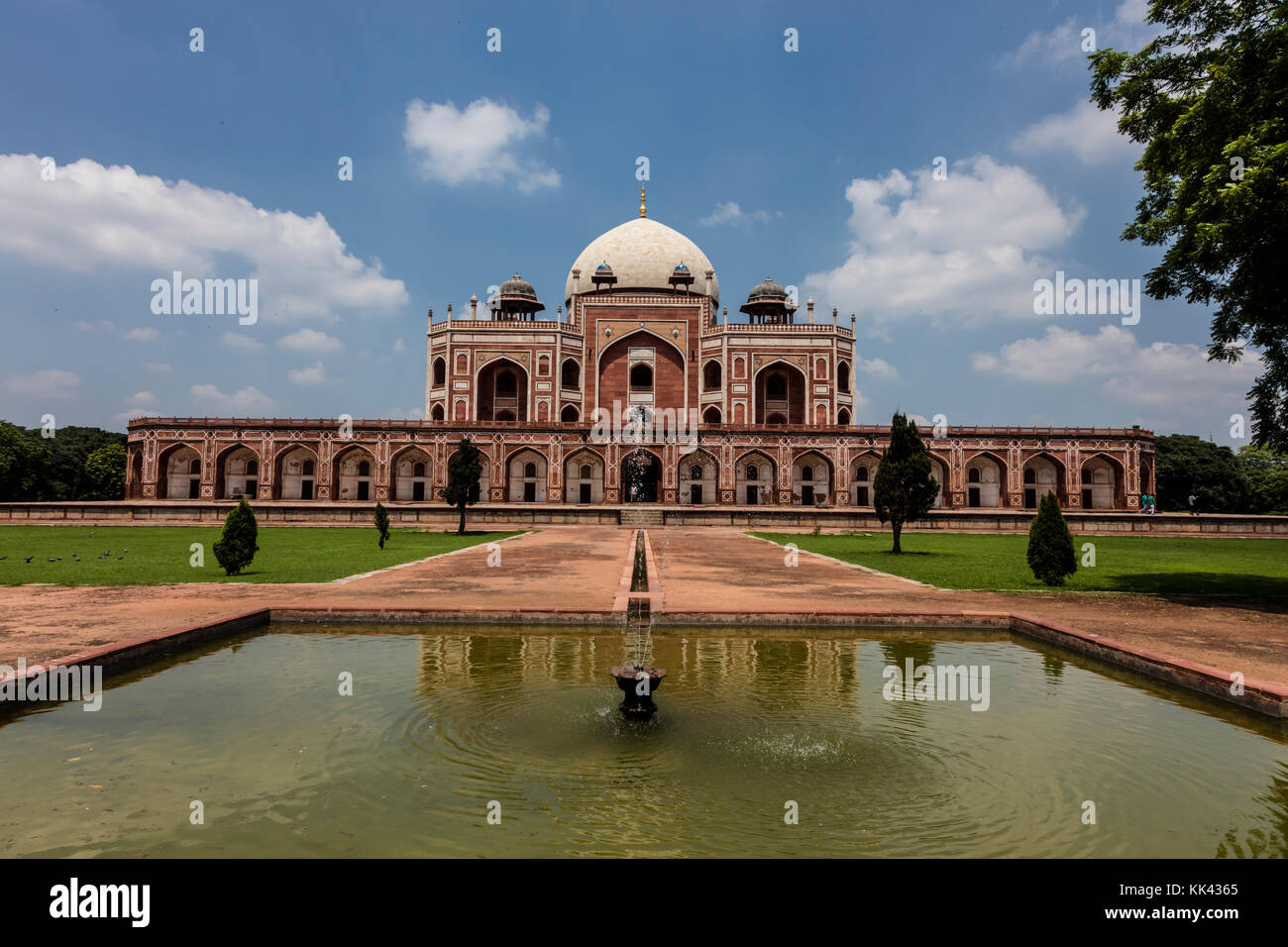 Il sito Patrimonio Mondiale dell'UNESCO la tomba di Humayun fu costruito durante tempi di Mughal nel XVI secolo - NEW DELHI, India Foto Stock