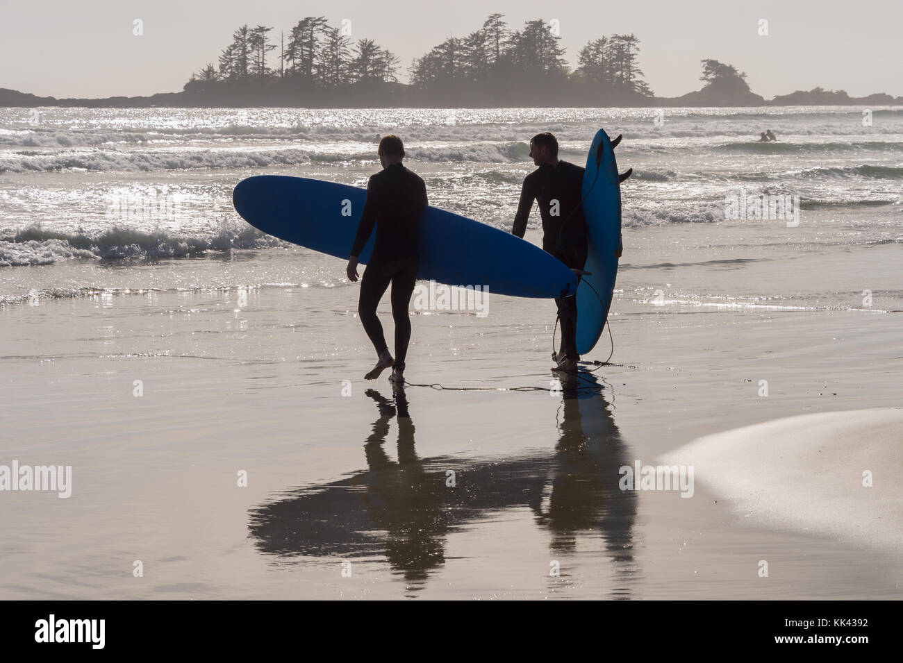 Surfisti sulla spiaggia di Chesterman vicino a Tofino, BC, Canada (settembre 2017) Foto Stock
