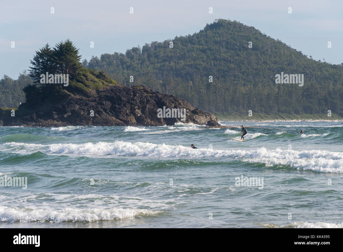 Surfisti sulla spiaggia di Chesterman vicino a Tofino, BC, Canada (settembre 2017) Foto Stock