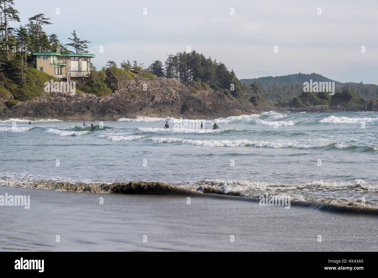 Surfisti sulla spiaggia di Chesterman vicino a Tofino, BC, Canada (settembre 2017) Foto Stock