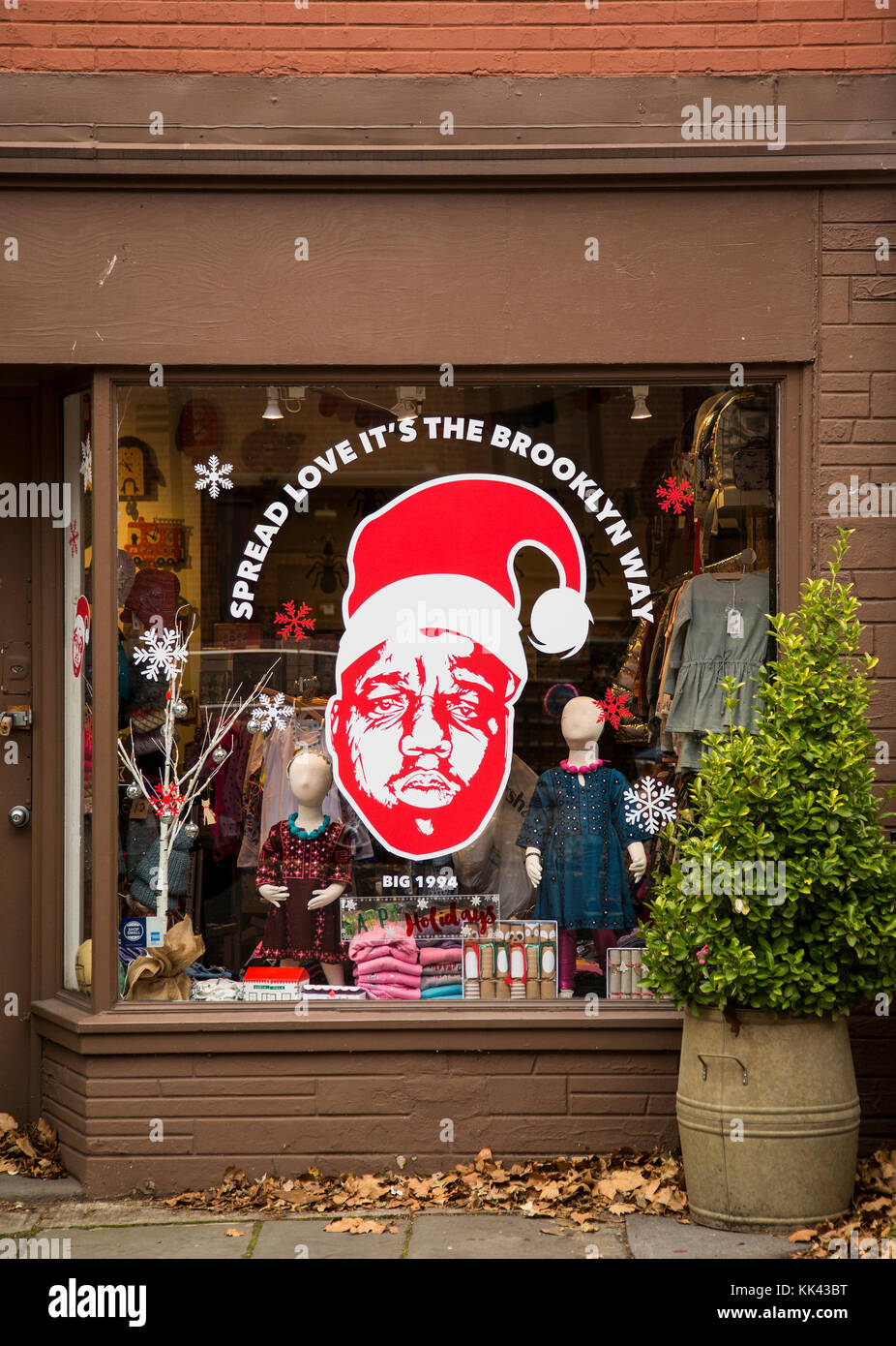 Immagine del rapper biggie laghetti in una vetrina di Brooklyn finestra durante la stagione di natale Foto Stock