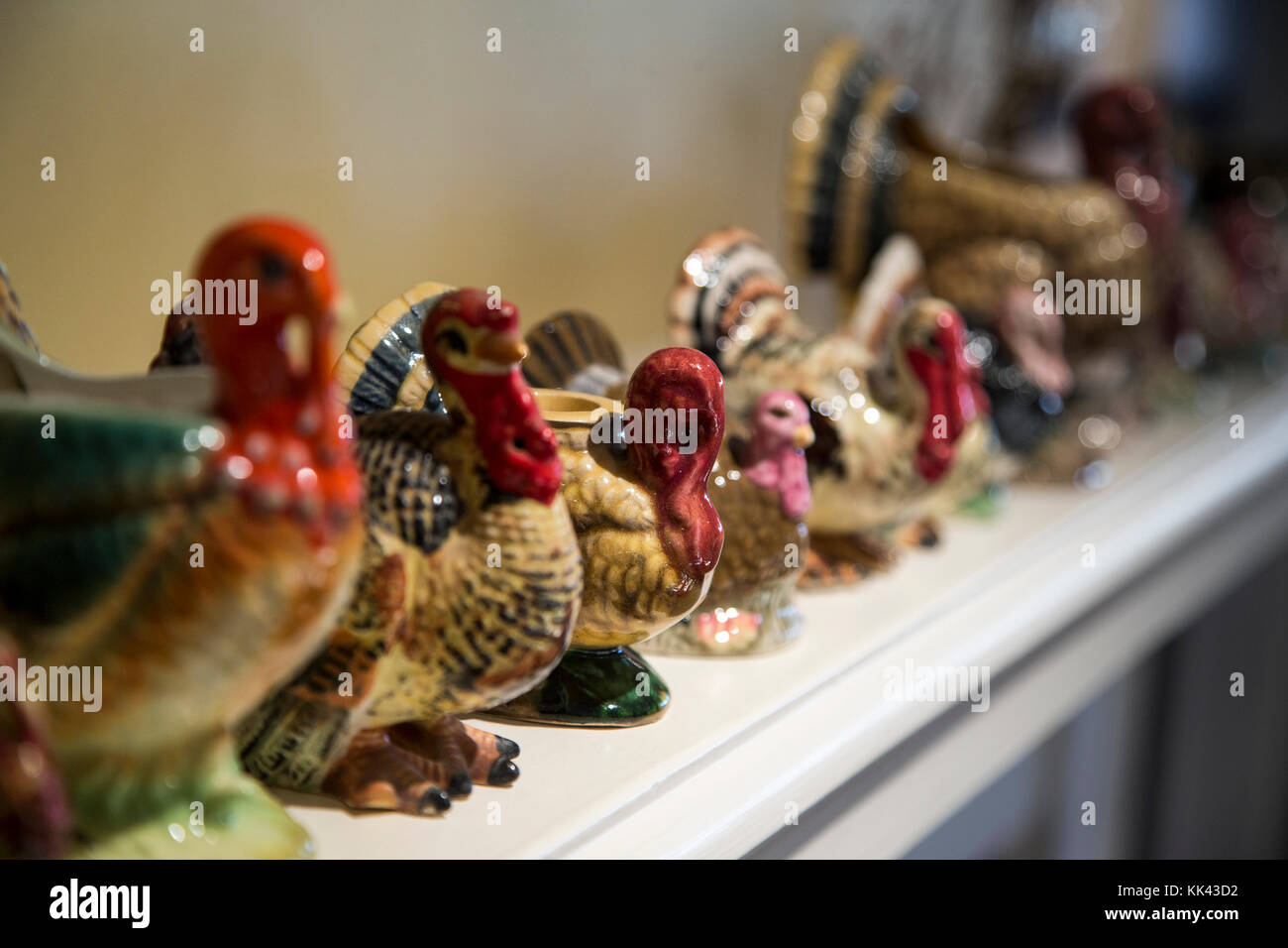 Tacchini di ceramica su un mantello durante il giorno del ringraziamento Foto Stock