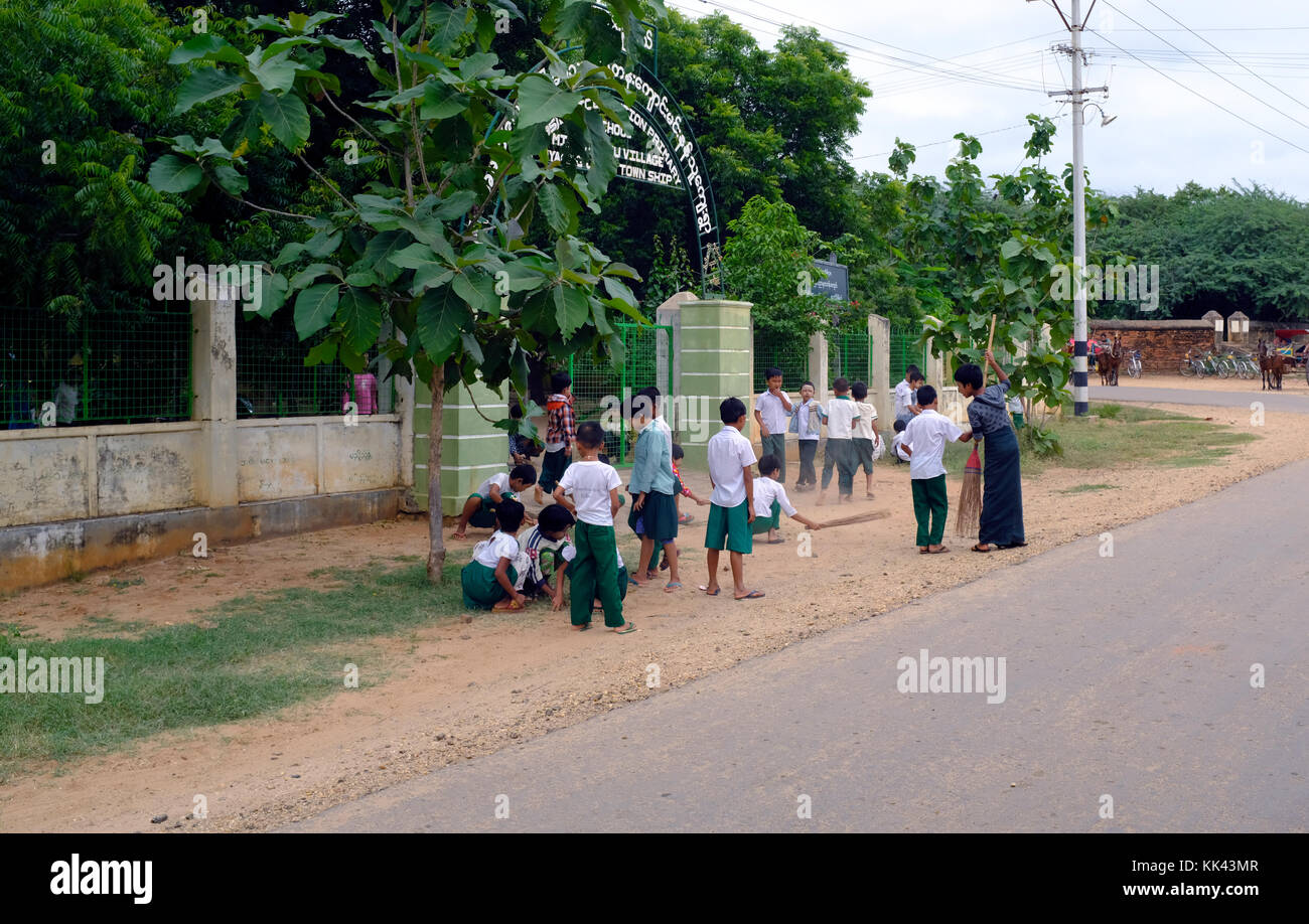 Bambini ampie fino al di fuori della scuola di Bagan, Myanmar Foto Stock