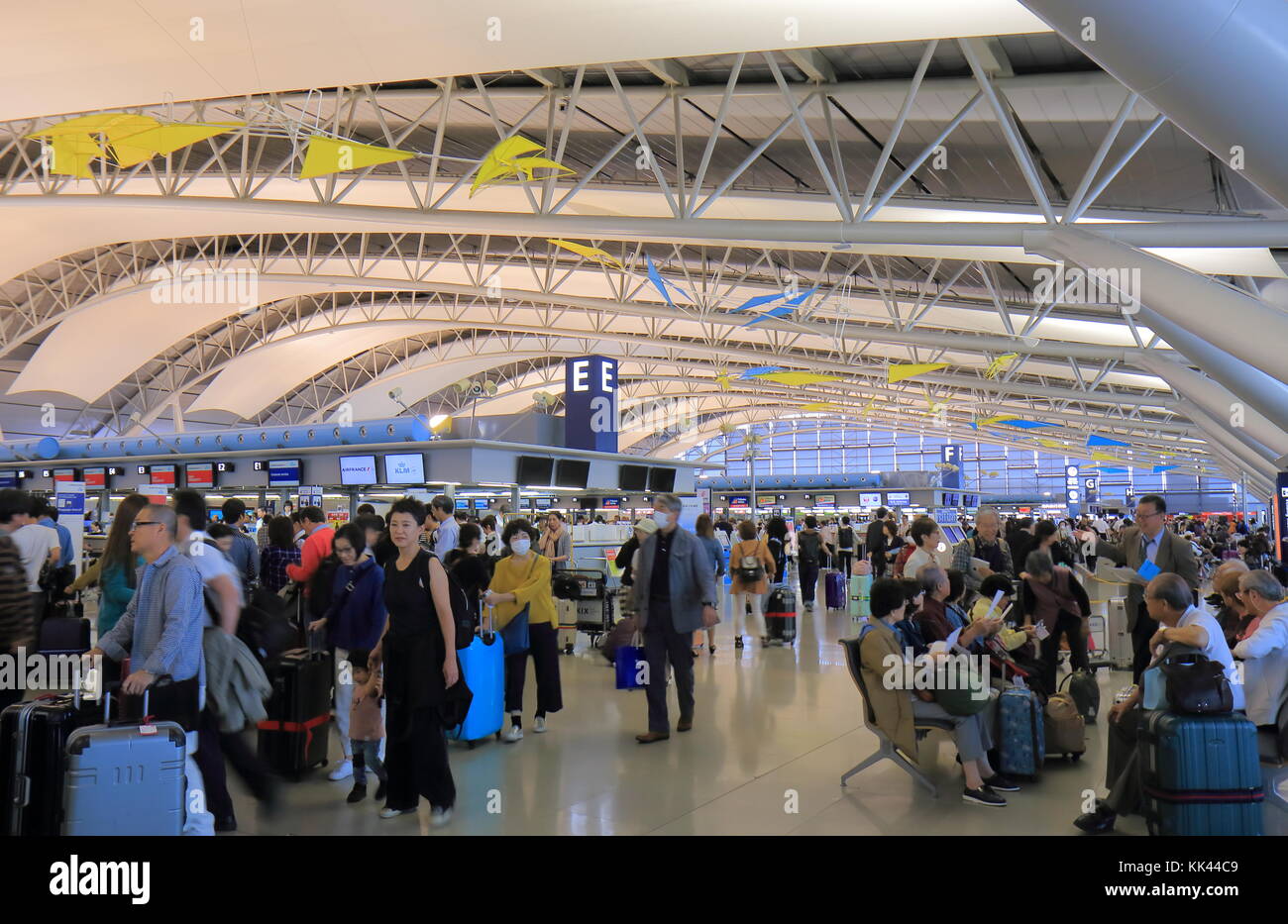 Persone di viaggio presso l'Aeroporto Internazionale di Kansai di Osaka in Giappone. Foto Stock