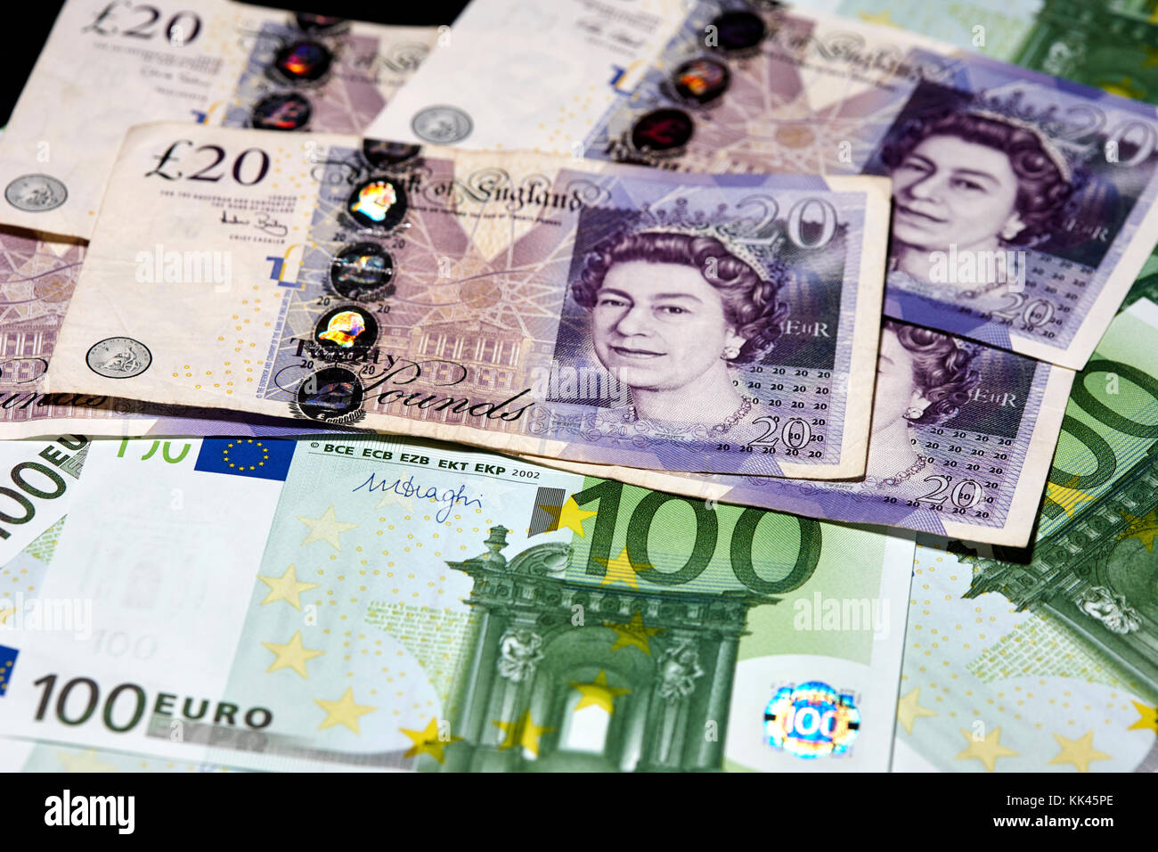 Sterline inglesi e euro in contanti Foto Stock