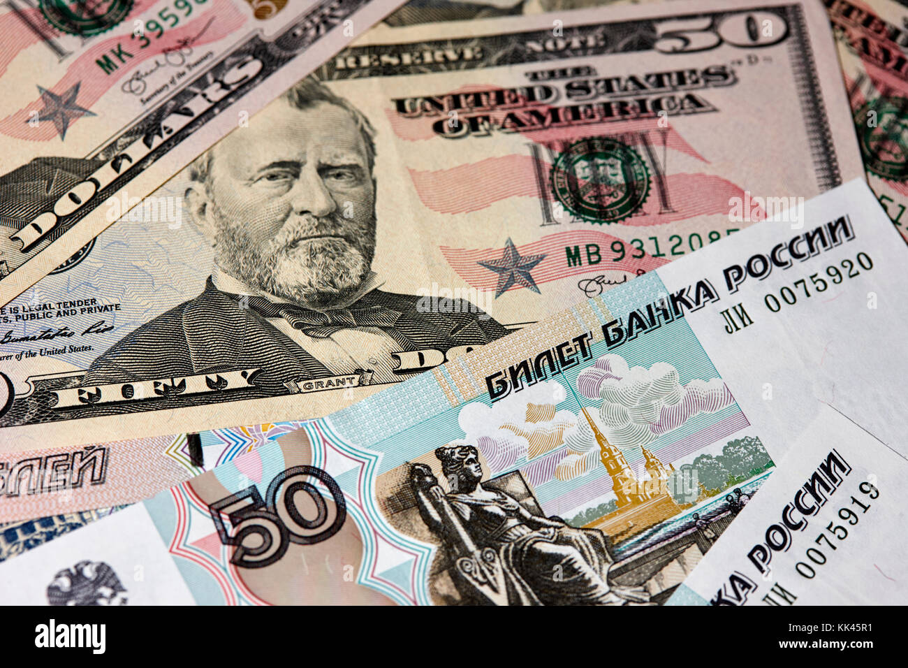 Dollari USA e rubli russi banconote in contanti Foto Stock