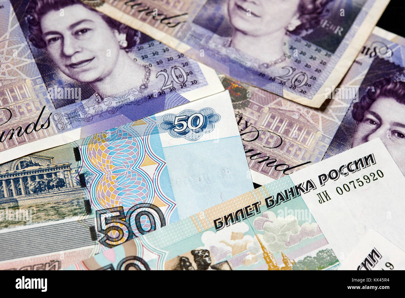 sterline inglesi e rubli russi rubano contanti Foto Stock
