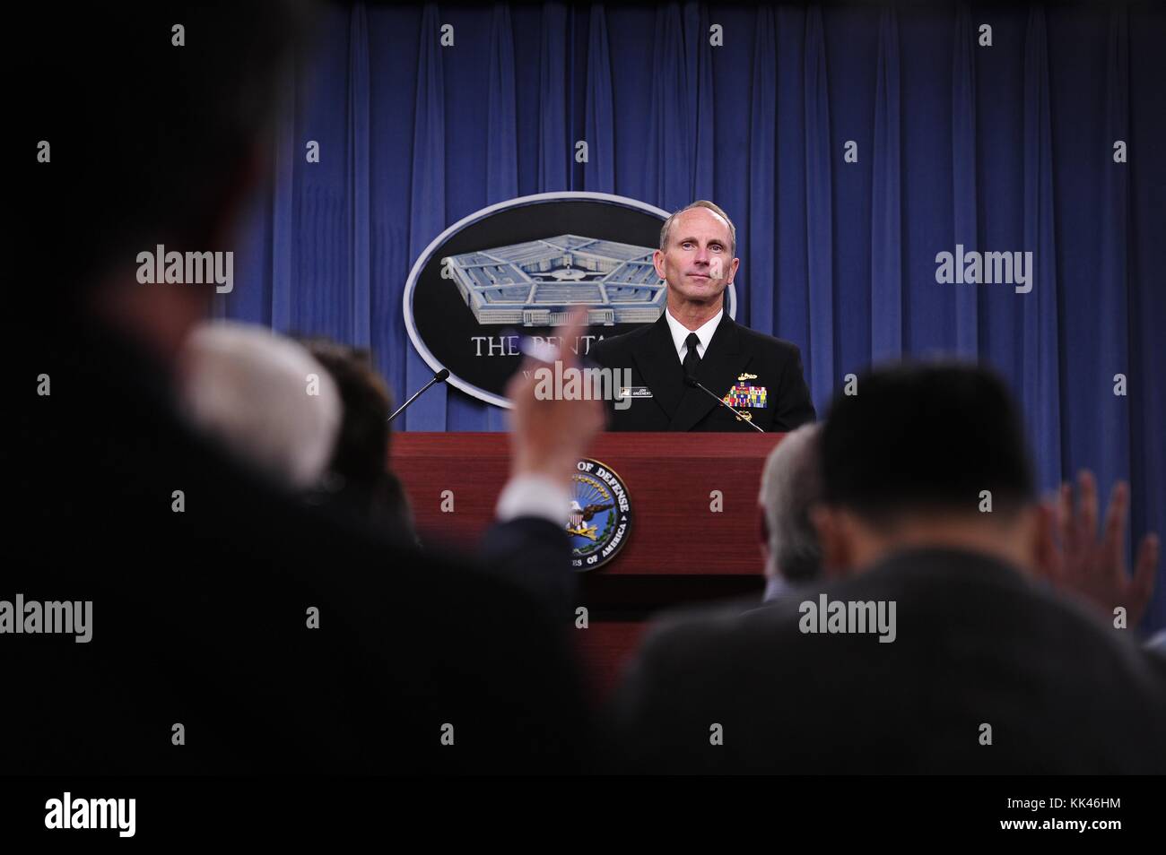 Membri della stampa alzano la mano per porre domande al capo delle operazioni navali CNO ammiraglio Jonathan Greenert durante una conferenza stampa per aggiornare il pubblico sullo stato della Marina, Washington, 2012. Immagine gentilmente concessa dallo specialista di comunicazione di massa di 1a classe Peter D. Lawlor/US Navy. Foto Stock