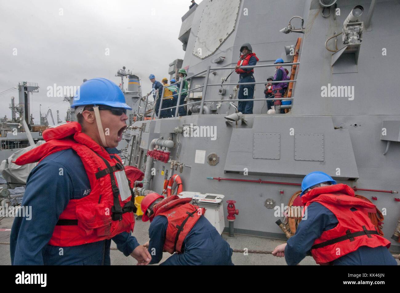 Sonar superficie tecnico marinaio ian applicare da kerrville, Texas, dà indicazioni per una linea di partito di manipolazione durante un rifornimento in corso a bordo del missile destroyer uss Winston Churchill s ddg 81, Oceano Atlantico, 2012. Immagine cortesia la comunicazione di massa specialista in seconda classe aaron chase/us navy. Foto Stock