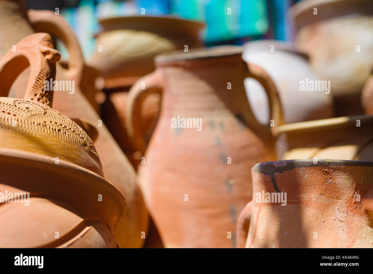 Chiudere in su su una pila di ceramiche marocchino Foto Stock