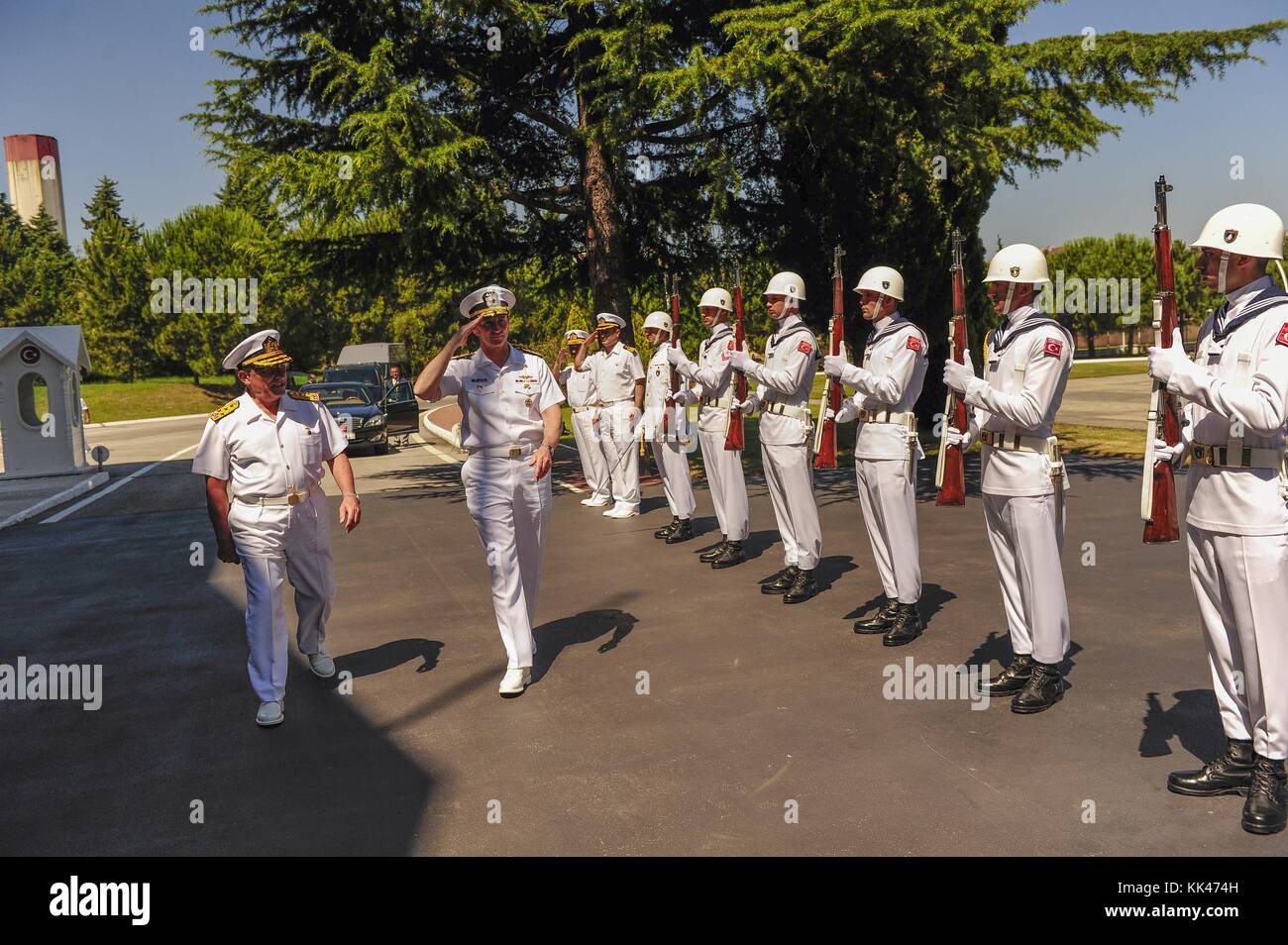 Il capo delle operazioni navali CNO ammiraglio Jonathan Greenert saluta per aver ricevuto tutti gli onori alla base navale di Golcuk durante la sua visita ufficiale con il comandante della flotta navale turca ammiraglio Nusret Guner, a sinistra, Istanbul, Turchia, 2012. Immagine gentilmente concessa dallo specialista di comunicazione di massa di 1a classe Peter D. Lawlor/US Navy. Foto Stock