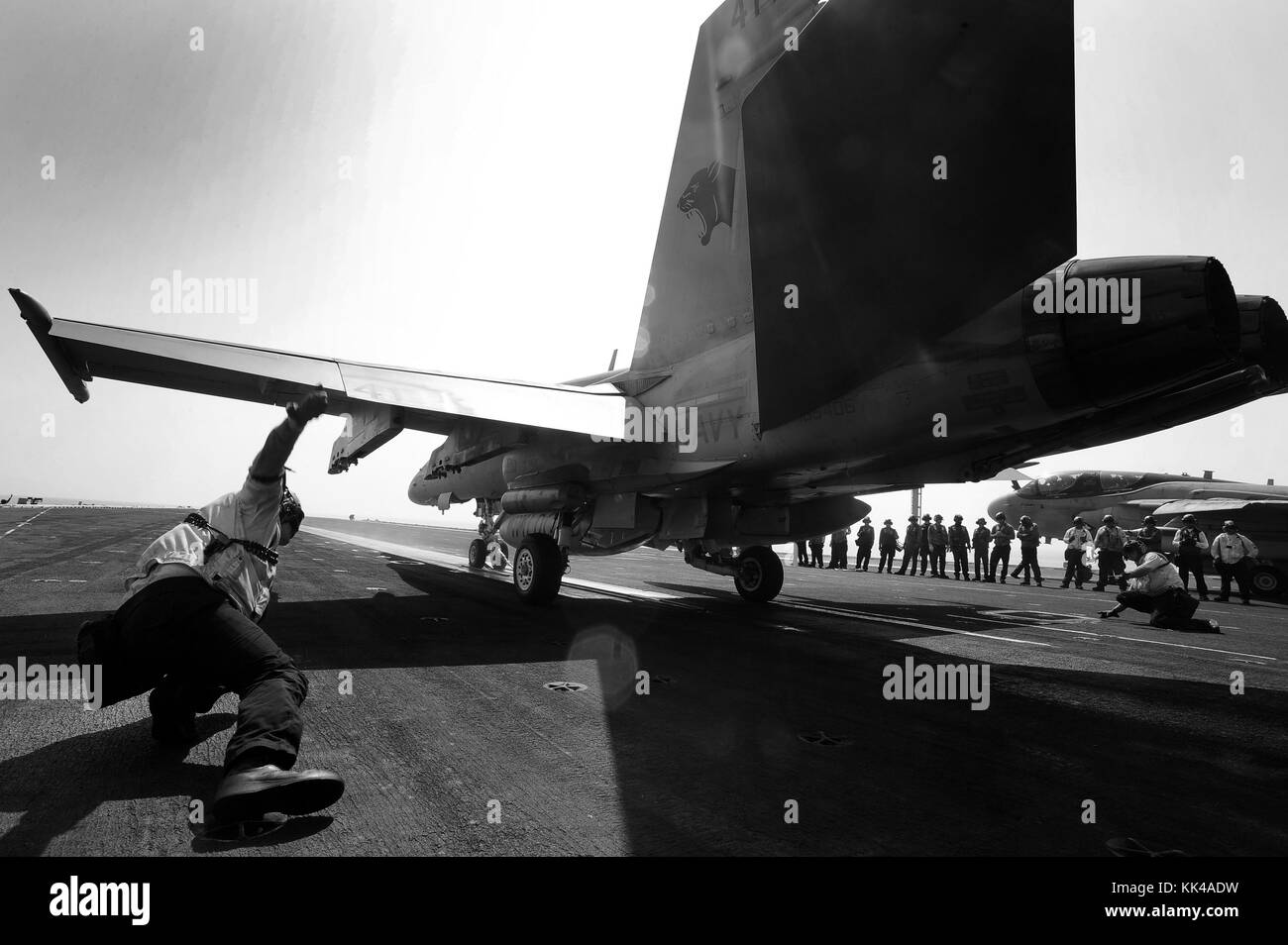 I marinai assegnati alla portaerei classe Nimitz USS Dwight D Eisenhower CVN 69 lanciano un F/A-18C Hornet assegnato al Wildcats of Strike Fighter Squadron VFA 131, Oceano Atlantico, 2012. Immagine gentilmente concessa dalla U.S. Navy foto di Julia A. Casper, specialista di comunicazione di massa di seconda classe. Foto Stock