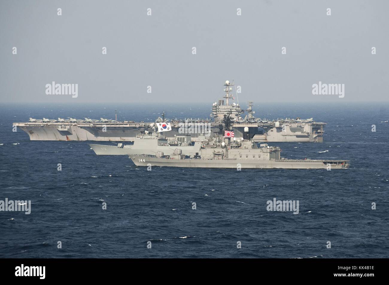 La Japan maritime Self Defence Force shirane-class destroyer js kurama ddh-144, della Repubblica di Corea navy chungmugong Yi Sun-sin Cacciatorpediniere classe munmu grande ddh-976, e la nimitz-class navy portaerei USS George Washington cvn 73 sono in formazione durante un esercizio trilaterale, il Mar della Cina orientale, 2012. Immagine cortesia la comunicazione di massa specialista di terza classe paul kelly/us navy. Foto Stock