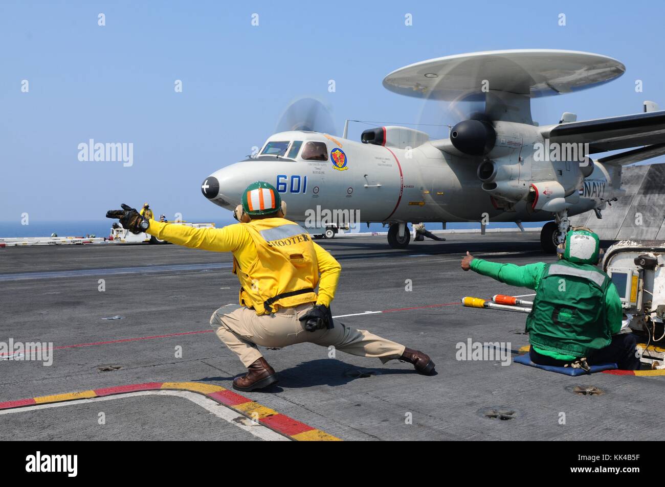 I marinai lanciano un e-2C Hawkeye dal Bluetails of Early Warning Squadron VAW 121 a bordo della portaerei classe Nimitz USS Dwight D Eisenhower CVN 69, Oceano Atlantico, 2012. Per gentile concessione di Mass Communication Specialist 3rd Ridge Leoni/US Navy. Foto Stock