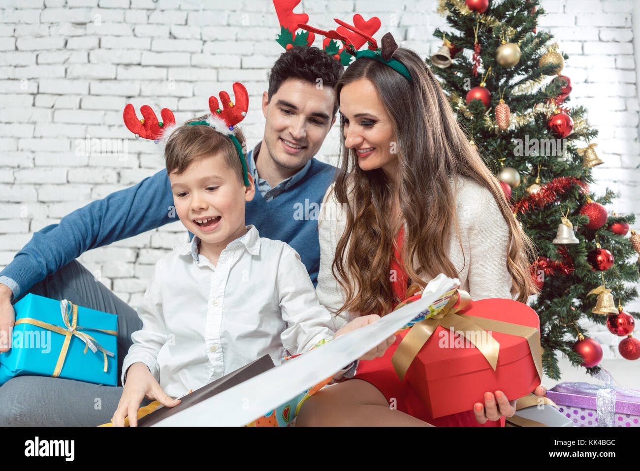 Apertura della famiglia colorata regali di natale Foto Stock